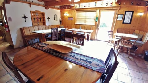 Running Bear River Lodge - Pet Friendly - On The River - Grill - WiFi - Cable - Washer - Dryer - Fireplace House in Red River