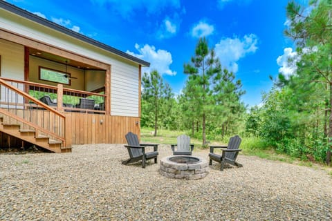 Tree-Lined Broken Bow Studio Cabin with Hot Tub! Maison in Broken Bow