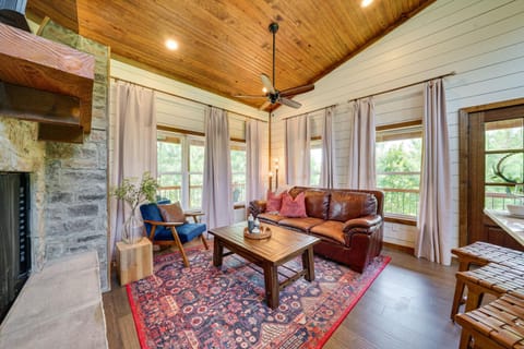 Tree-Lined Broken Bow Studio Cabin with Hot Tub! Maison in Broken Bow