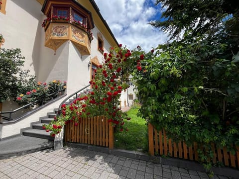 Property building, Facade/entrance, Day, Garden, Garden view