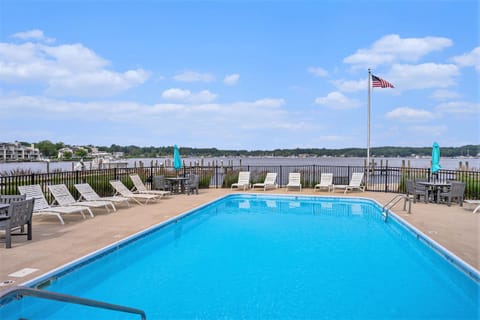 Lake front condo with pool access walking distance to downtown Saugatuck House in Saugatuck