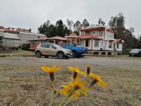 Property building, Day, Neighbourhood, Street view, Location, Parking