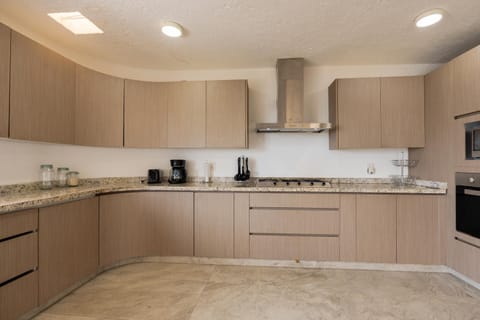 Coffee/tea facilities, oven, stove, toaster, kitchen