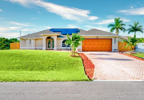 Four bedrooms Serene Cape Coral home with Jacuzzi and Heated Pool House in Cape Coral