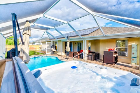 Four bedrooms Serene Cape Coral home with Jacuzzi and Heated Pool House in Cape Coral