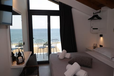 Bed, Natural landscape, Balcony/Terrace, Sea view