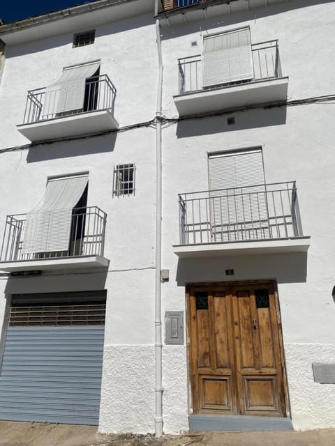 Property building, Day, Balcony/Terrace