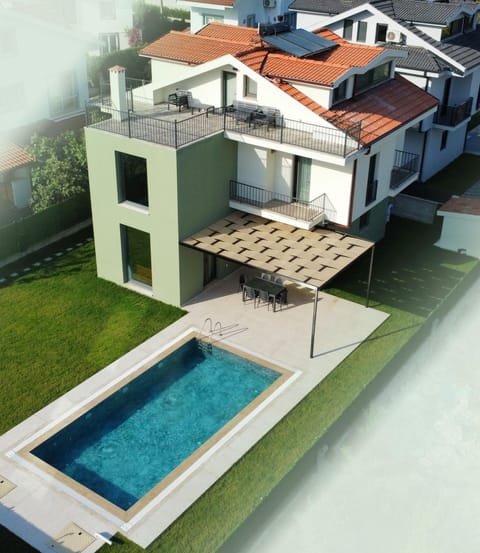 Property building, Day, Garden, Pool view, Swimming pool