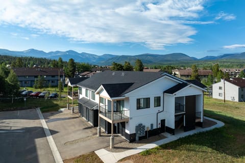 Property building, Day, Neighbourhood, Natural landscape, Bird's eye view, Mountain view