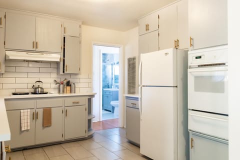 Kitchen or kitchenette, oven