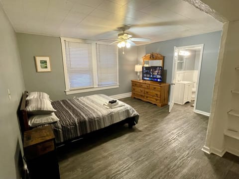 Roomy Beachfront Apartment, Deck, Game Room! apts Apartment in Norfolk