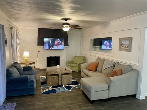 Roomy Beachfront Apartment, Deck, Game Room! apts Apartment in Norfolk