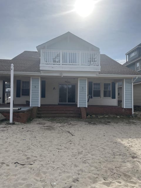 Roomy Beachfront Apartment, Deck, Game Room! apts Apartment in Norfolk