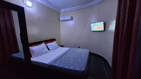 Room in Guest room - Royal Blue Guest House Bar Economy Double Bed Bed and Breakfast in Lomé