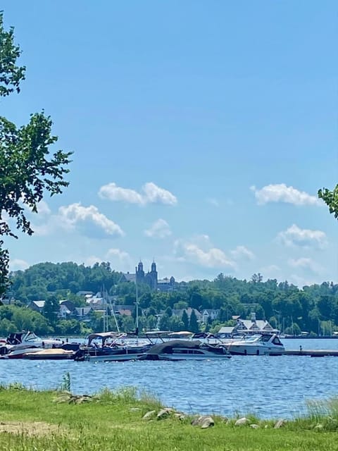 Beach House - Lake Memphremagog Apartment in Derby