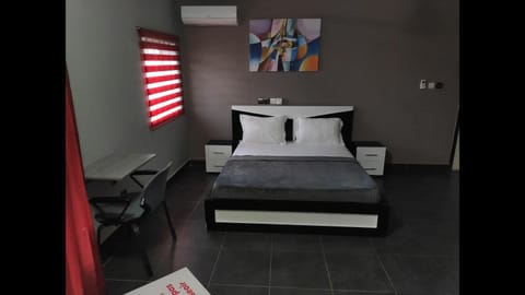 Room in Guest room - Royal Blue Guest House Bar Deluxe Double Room Bed and Breakfast in Lomé