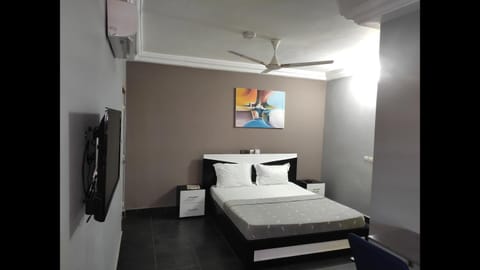 Room in Guest room - Royal Blue Guest House Bar Deluxe Double Room Bed and Breakfast in Lomé