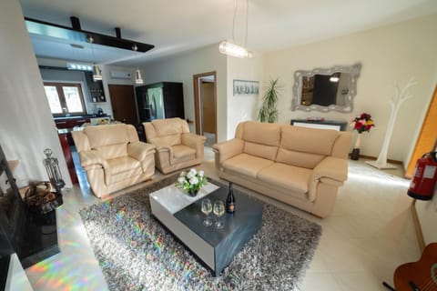 Communal lounge/ TV room, Game Room, Living room, Meeting/conference room, fireplace, fireplace