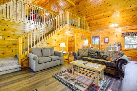 Sevierville Cabin with Hot Tub and Deck! House in Sevierville