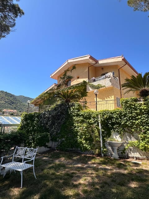 The Golden Compass Villa in Messina