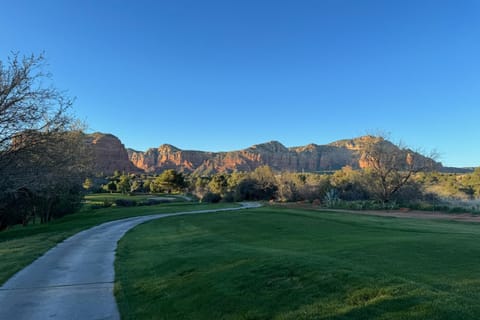 Sedona Condo on Golf Course with Pool Access! Apartment in Village of Oak Creek