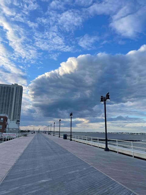 4 bed- Seaside, 1 block to AC Boardwalk & Shore House in Atlantic City