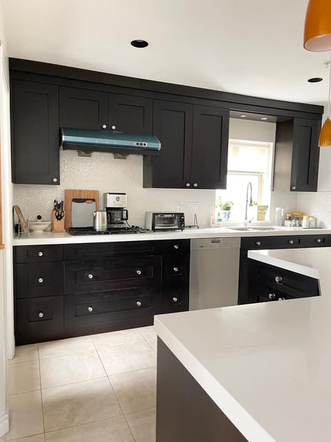 Coffee/tea facilities, Kitchen or kitchenette, dishwasher, stove, toaster