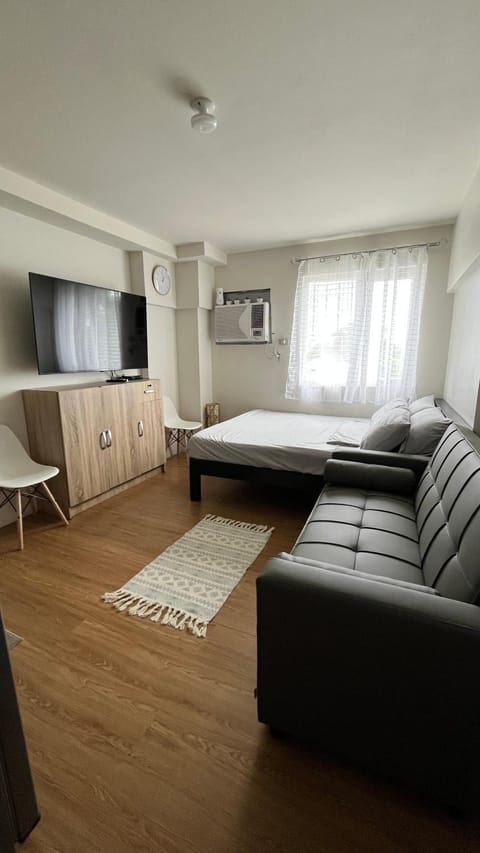 Bed, TV and multimedia, Living room, Seating area