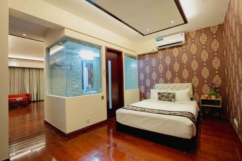 Shower, Toilet, Property building, Restaurant/places to eat, Bed, TV and multimedia, Coffee/tea facilities, Kitchen or kitchenette, Living room, Photo of the whole room, Seating area, Bedroom, City view, Street view, Swimming pool, Swimming pool, Breakfast, Buffet breakfast, Family, room service, VIP, air conditioner