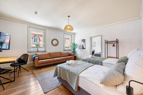 Bed, TV and multimedia, Photo of the whole room, Seating area, Bedroom