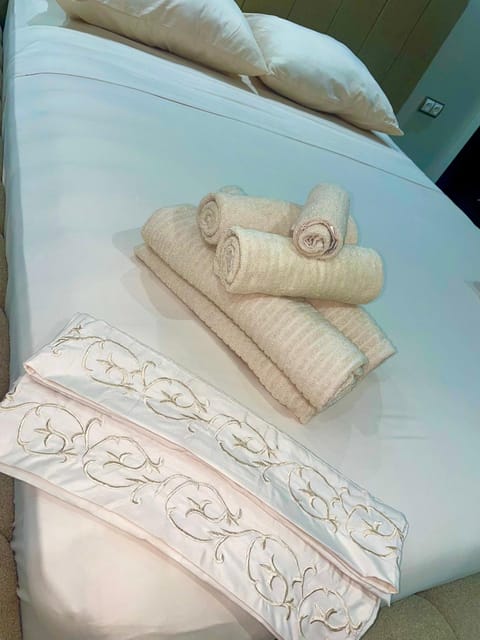 Bed, Bedroom, towels