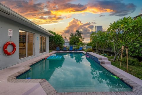 Exciting Private Pool House with free Wi-Fi, King Bed, Smart Tvs, and Massage Chair! Casa in Hillsboro Beach