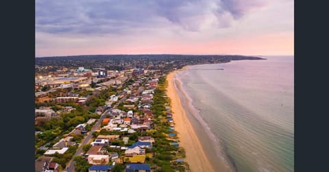 Beach-side Retreat Apartment in Frankston