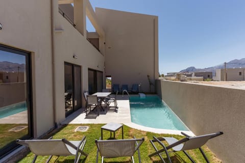 Dining area, Swimming pool, sunbed