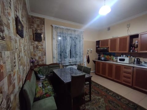 Kitchen or kitchenette, Seating area, Dining area, oven