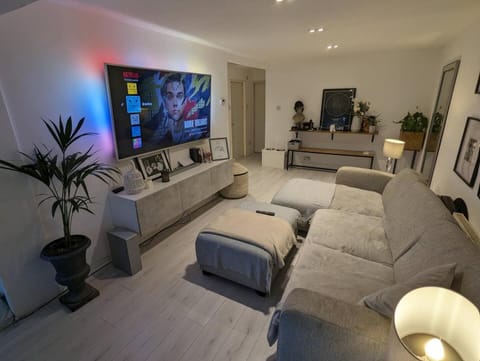 TV and multimedia, Living room, Seating area, Evening entertainment