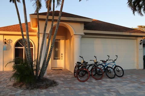 Property building, Facade/entrance, Cycling