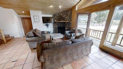 Ski View Chalet - WiFi - Fireplace - Washer - Dryer - Grill - Fire Pit House in Red River