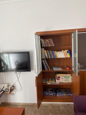 Communal lounge/ TV room, Library