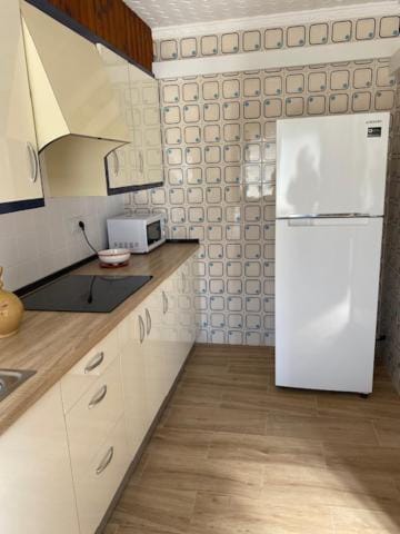 Coffee/tea facilities, Kitchen or kitchenette, dishwasher, stove, toaster