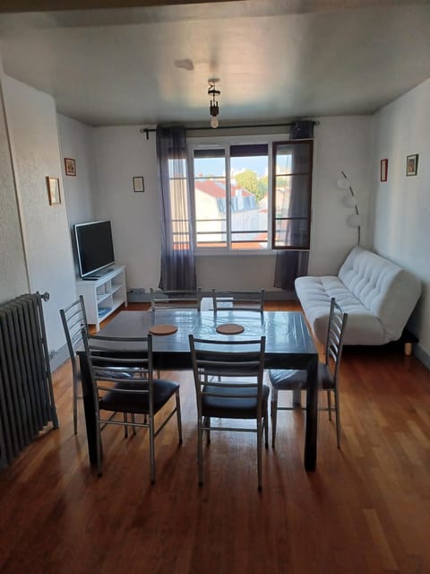 Bed, TV and multimedia, Living room, Dining area