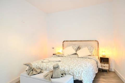 Bed, Photo of the whole room, Decorative detail, Bedroom, towels