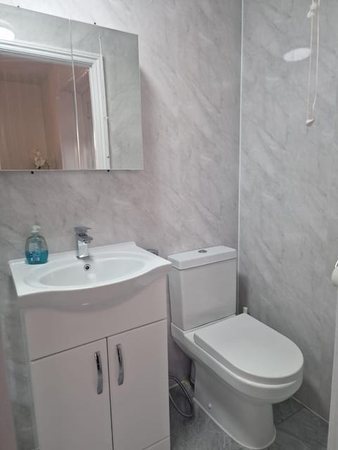 Studio Flat on Straight Road, Harold Hill, Apartment in Romford