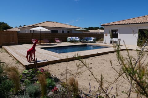 Villa contemporaine avec piscine Villa in Vendays-Montalivet