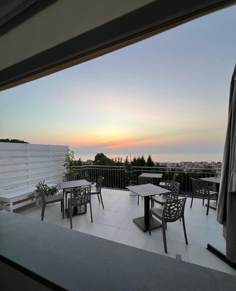 Natural landscape, View (from property/room), Balcony/Terrace, Living room, Sea view, Sunset