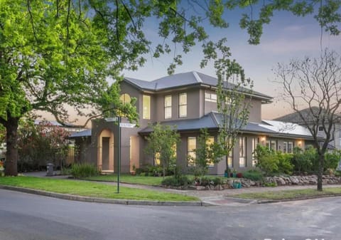 Property building, Neighbourhood, Garden view, Street view