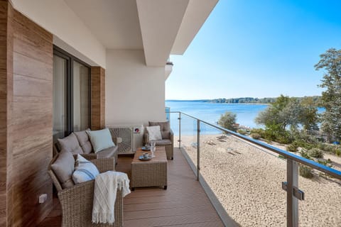 Patio, Day, Natural landscape, View (from property/room), Balcony/Terrace, Living room, Seating area, Lake view