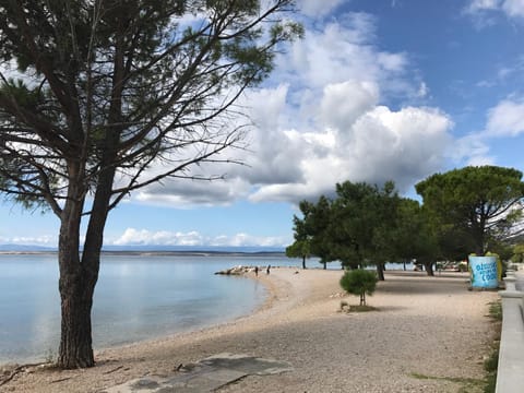 Off site, Neighbourhood, Beach, Seasons