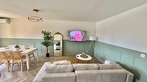 Modern & Cosy 3 Bedrooms train tramway Apartment in Nice