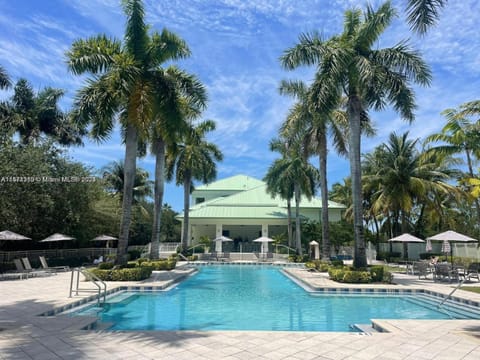 Garden view, Swimming pool, sunbed